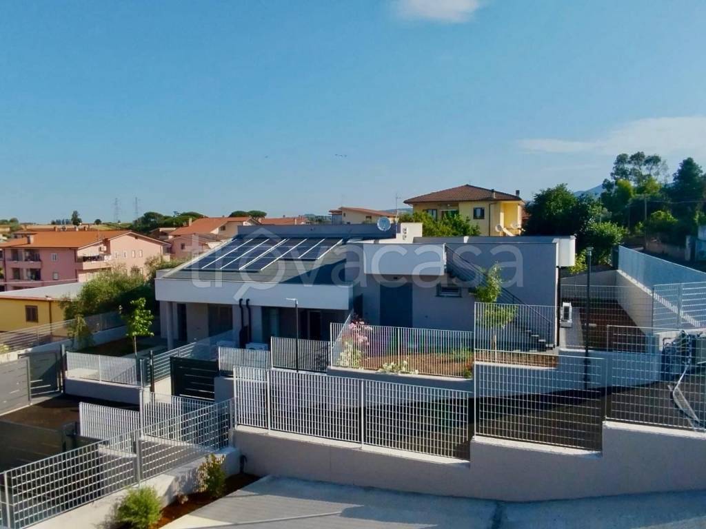 casa indipendente in vendita ad Aprilia in zona Campoleone