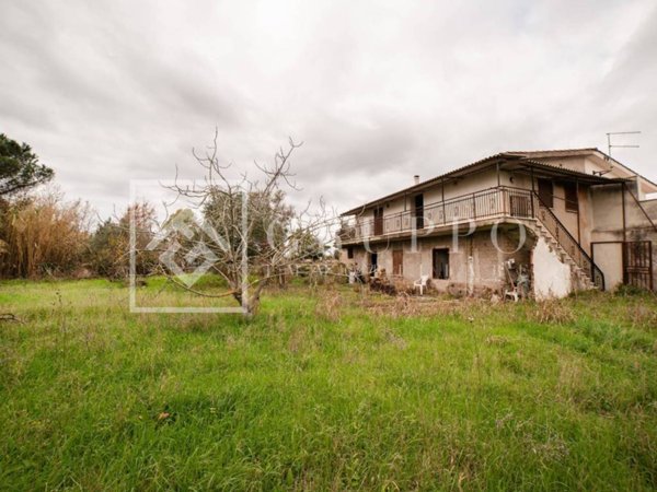 casa indipendente in vendita ad Aprilia in zona Fossignano