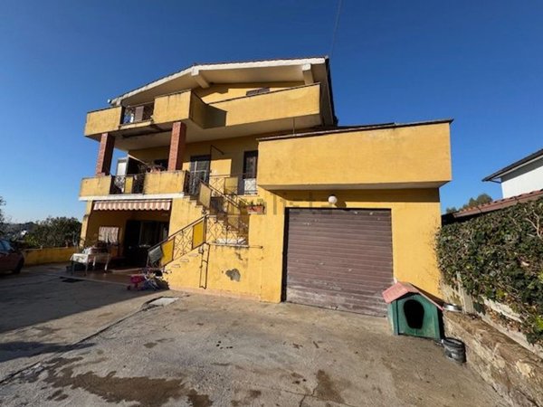 casa indipendente in vendita ad Aprilia in zona Fossignano
