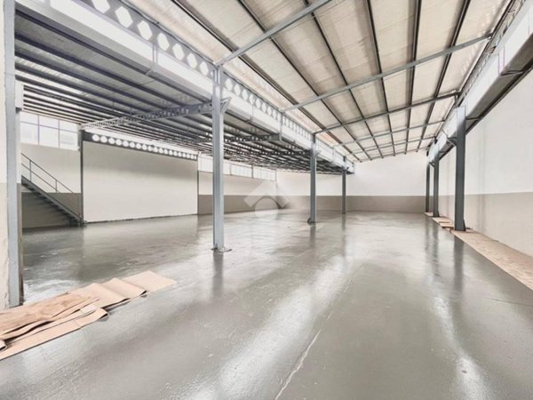 locale commerciale in vendita ad Aprilia in zona Riserva Nuova