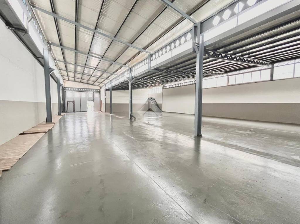 locale commerciale in vendita ad Aprilia