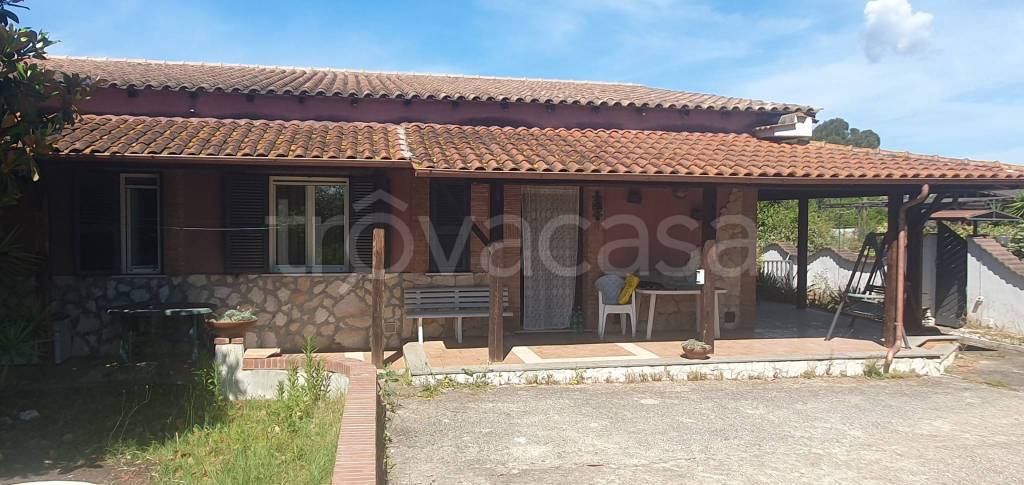 casa indipendente in vendita ad Aprilia in zona Campoverde