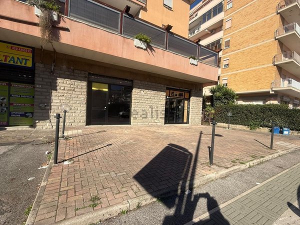 locale commerciale in vendita ad Aprilia