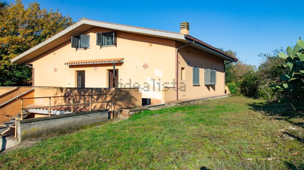 casa indipendente in vendita ad Aprilia in zona Fossignano