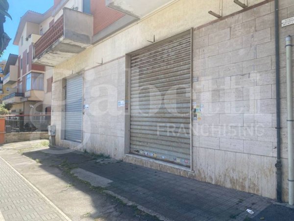 negozio in vendita ad Aprilia