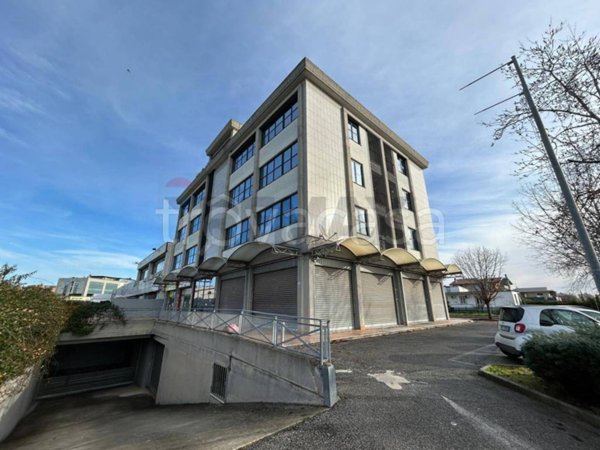 locale di sgombero in vendita ad Aprilia