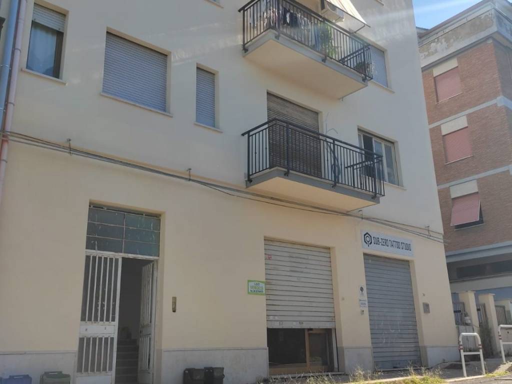negozio in vendita ad Aprilia