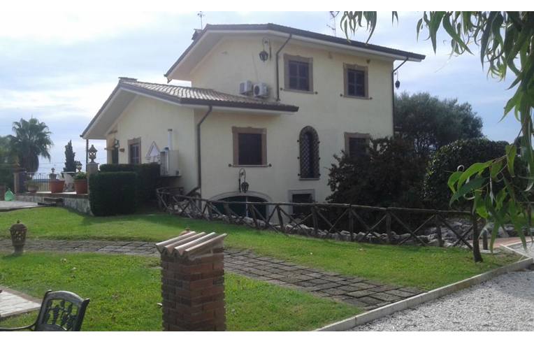 casa indipendente in vendita ad Aprilia in zona Campoverde