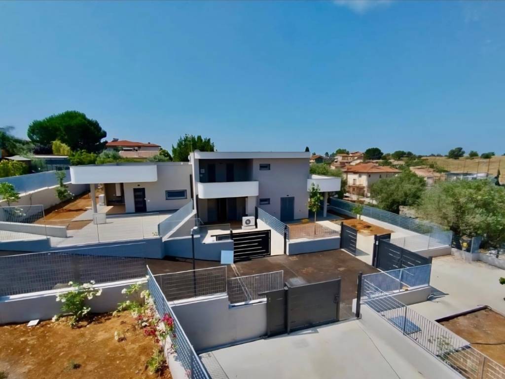 casa indipendente in vendita ad Aprilia in zona Campoleone