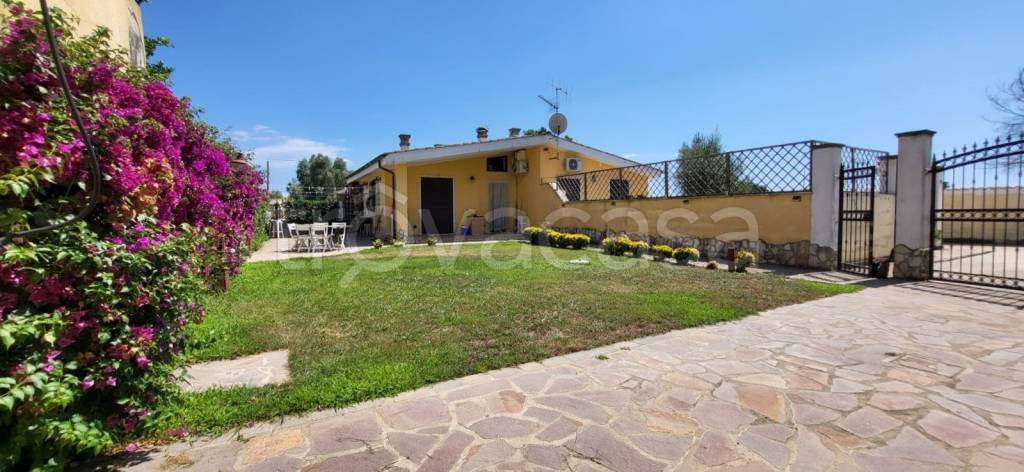 casa indipendente in vendita ad Aprilia in zona Cogna