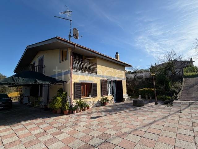 casa indipendente in vendita ad Aprilia in zona Casalazzara