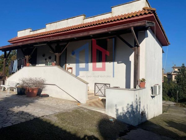 casa indipendente in vendita ad Aprilia in zona Fossignano