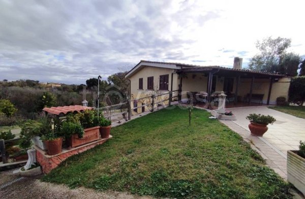 casa indipendente in vendita ad Aprilia in zona Fossignano