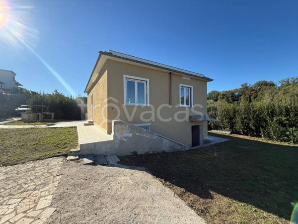 casa indipendente in vendita ad Aprilia in zona Casalazzara