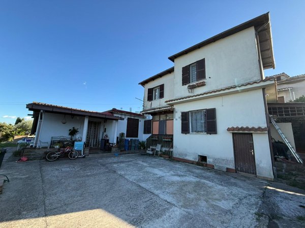 casa indipendente in vendita ad Aprilia in zona Fossignano