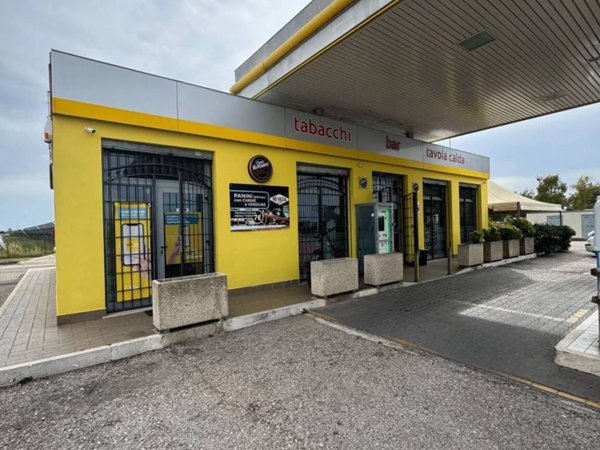 negozio in vendita ad Aprilia in zona Campo di Carne