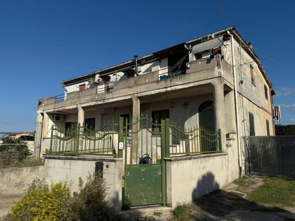 appartamento in vendita ad Aprilia in zona Fossignano