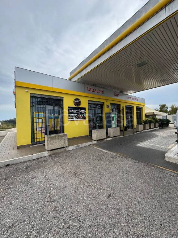 negozio in vendita ad Aprilia in zona Genio Civile