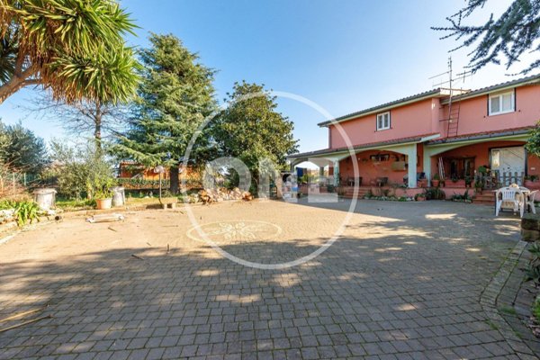 casa indipendente in vendita ad Aprilia in zona Campoleone