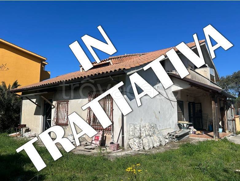 casa indipendente in vendita ad Aprilia in zona Cogna