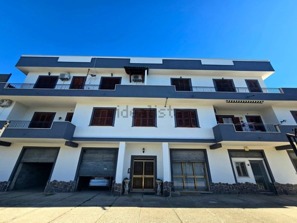 appartamento in vendita ad Aprilia in zona Casalazzara