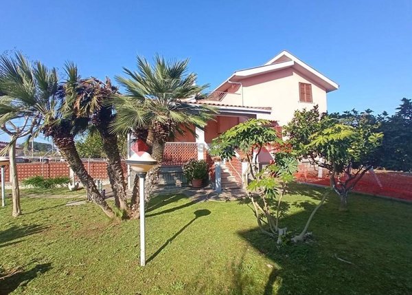 casa indipendente in vendita ad Aprilia in zona Campo di Carne