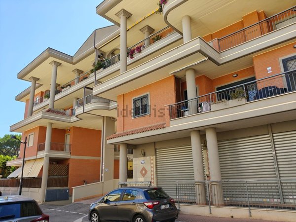 locale commerciale in vendita ad Aprilia