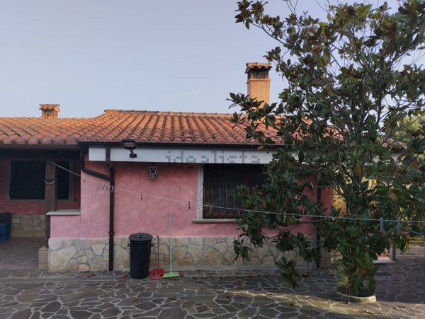 casa indipendente in vendita ad Aprilia in zona Cogna