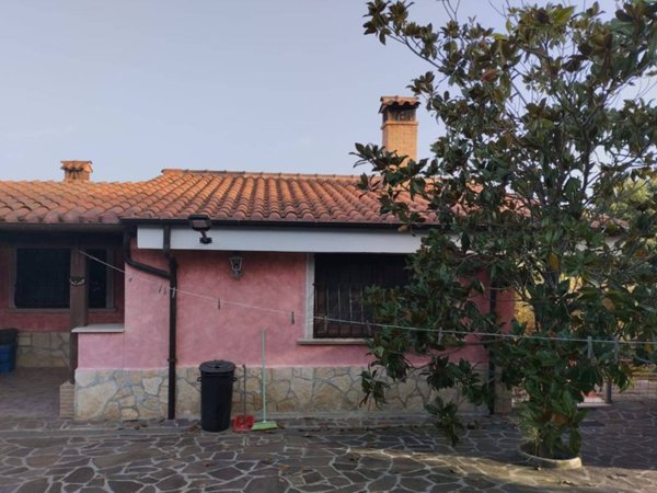 casa indipendente in vendita ad Aprilia in zona Cogna