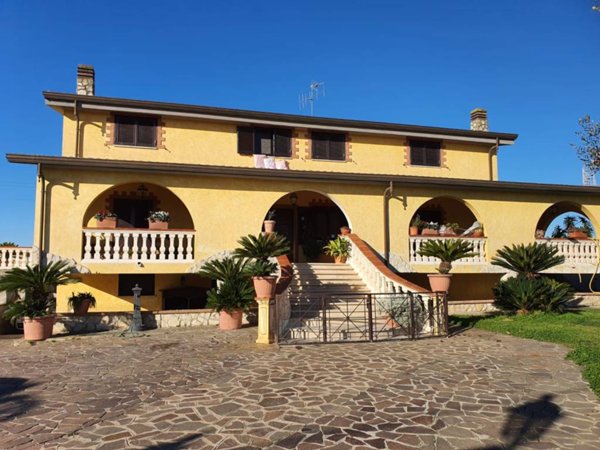 casa indipendente in vendita ad Aprilia in zona Campoleone
