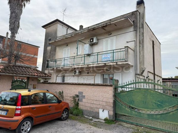 appartamento in vendita ad Aprilia in zona Campo di Carne