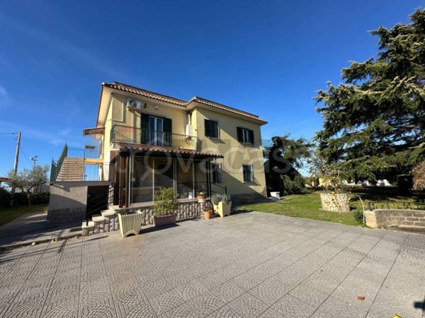 casa indipendente in vendita ad Aprilia in zona Casalazzara