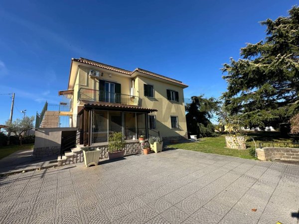 casa indipendente in vendita ad Aprilia in zona Casalazzara