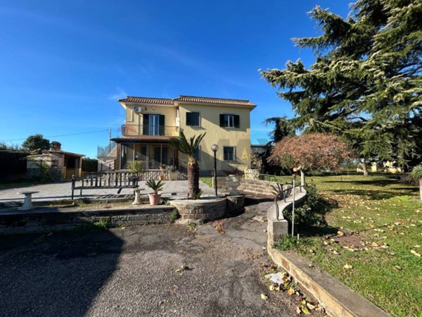casa indipendente in vendita ad Aprilia in zona Casalazzara