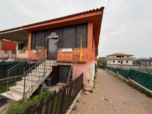 casa indipendente in vendita ad Aprilia in zona Fossignano