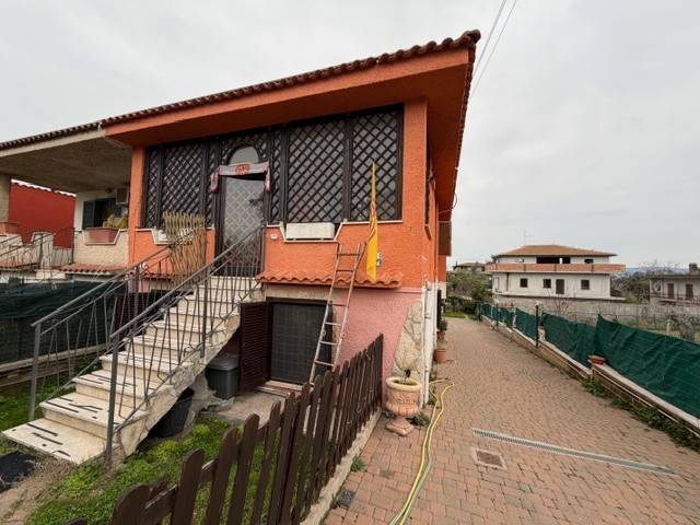 casa indipendente in vendita ad Aprilia in zona Fossignano