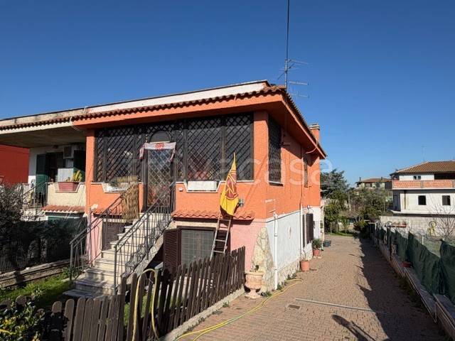 casa indipendente in vendita ad Aprilia in zona Fossignano