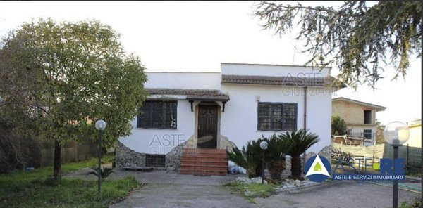 esavano in vendita ad Aprilia