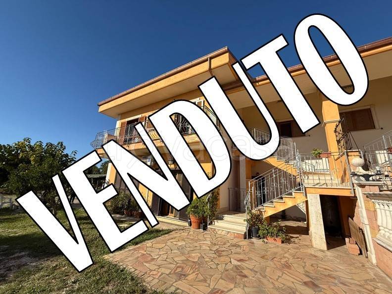 appartamento in vendita ad Aprilia in zona Cogna