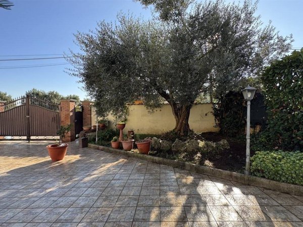 casa indipendente in vendita ad Aprilia in zona Genio Civile