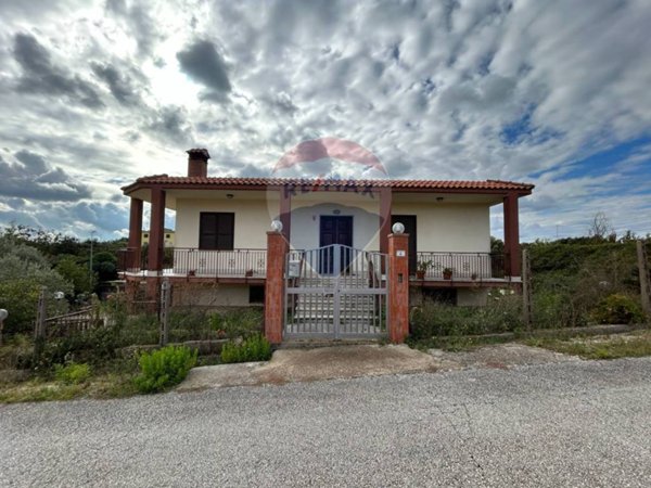 casa indipendente in vendita ad Aprilia in zona Campoleone