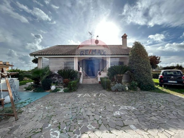 casa indipendente in vendita ad Aprilia in zona Campo di Carne
