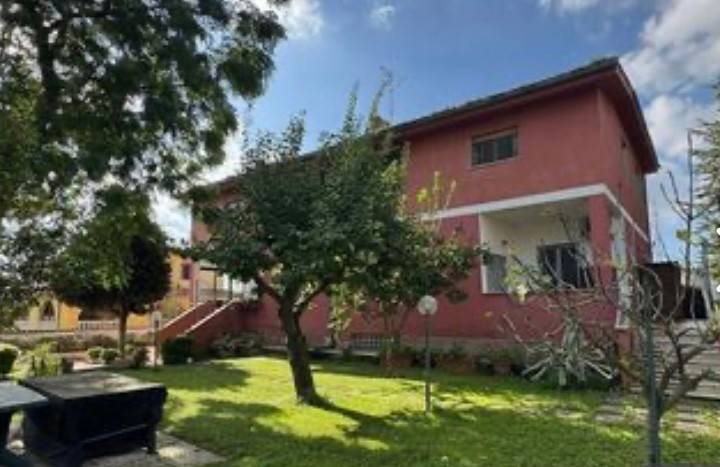 casa indipendente in vendita ad Aprilia in zona Casalazzara