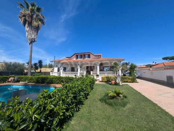 casa indipendente in vendita ad Aprilia in zona Cogna