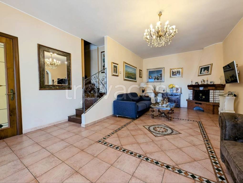 casa indipendente in vendita ad Aprilia in zona Cogna