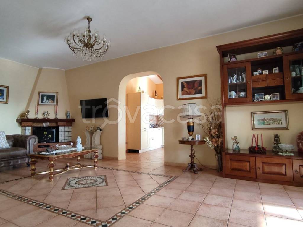 casa indipendente in vendita ad Aprilia in zona Cogna