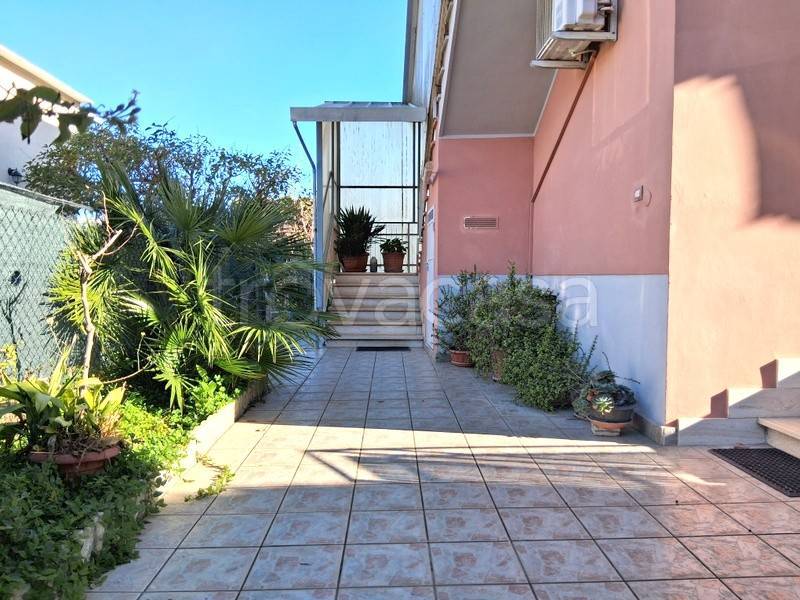 casa indipendente in vendita ad Aprilia in zona Leda