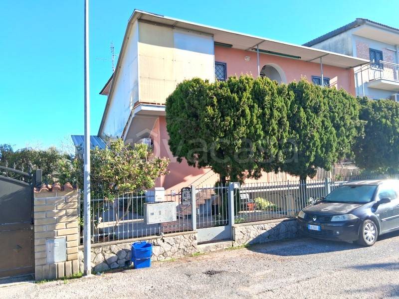 casa indipendente in vendita ad Aprilia in zona Leda