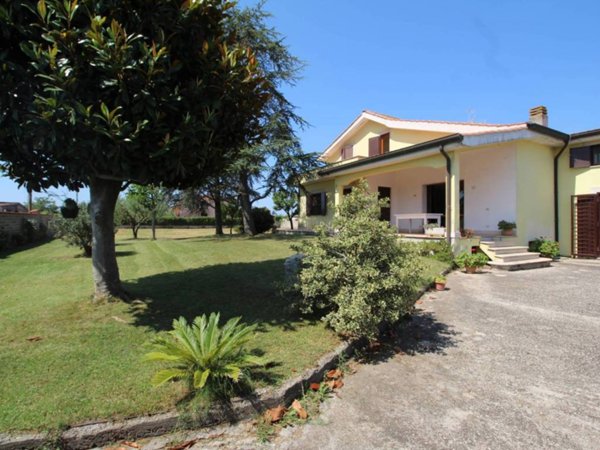 casa indipendente in vendita ad Aprilia in zona Campo di Carne