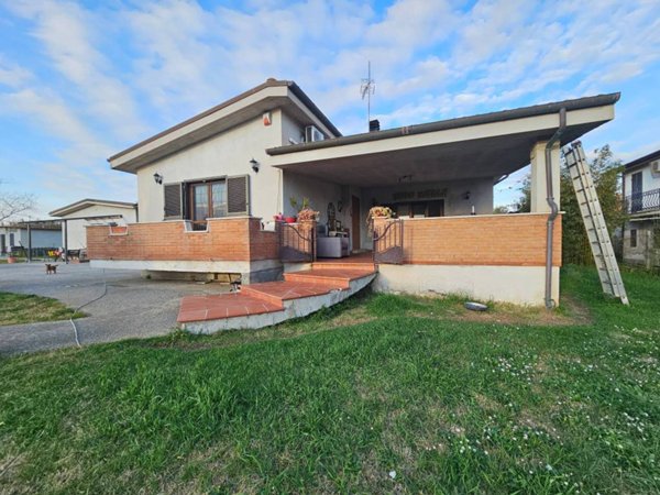 casa indipendente in vendita ad Aprilia